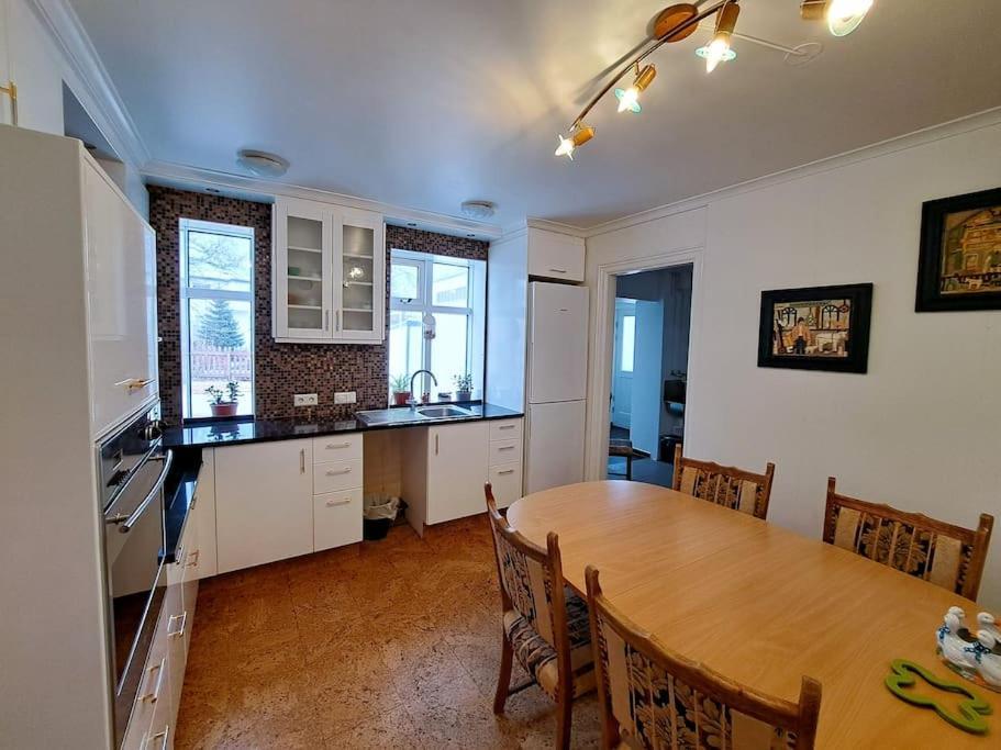 Spacious Apartment -Top Location Акурейри Экстерьер фото